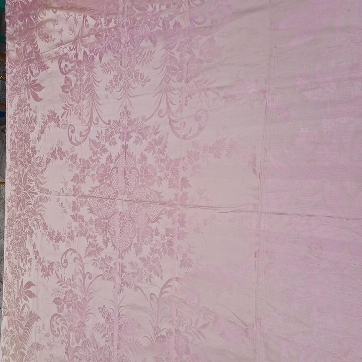 Antieke zijden damast sprei roze jacquard eind 19e eeuw passementerie franje met zijden kwastjes 210x230 cm