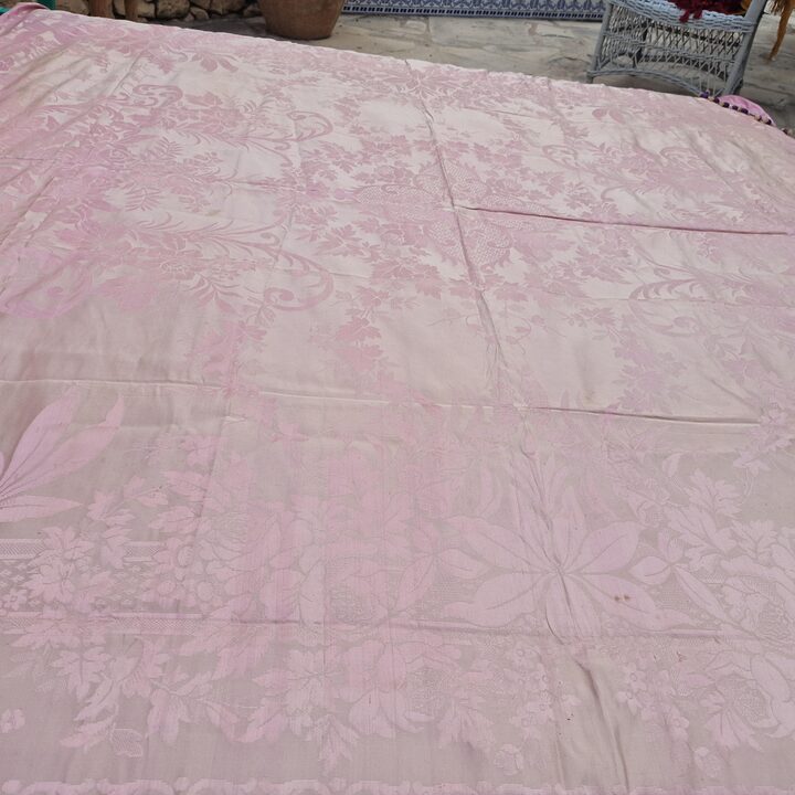 Colcha antiga de damasco de seda jacquard rosa final do seculo XIX franja de passamanaria de seda com borlas 210x230 cm
