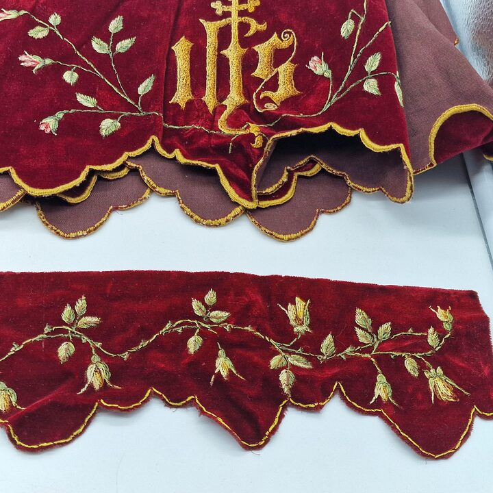 Antikes Liturgisches Samt Lambrequin Set, IHS Kirchen Altarborte, Handbemalte Seidensamt Gewandborten, 4 teilig