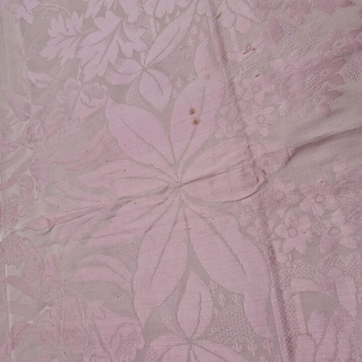 Antieke zijden damast sprei roze jacquard eind 19e eeuw passementerie franje met zijden kwastjes 210x230 cm