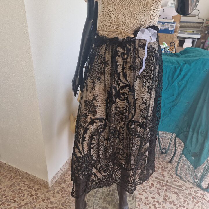 Panneau de Jupe en Dentelle de Soie Ancienne Tissu Chantilly Art Nouveau Demonte Broderie de Soie Noire sur Tulle 160x250x85 cm…