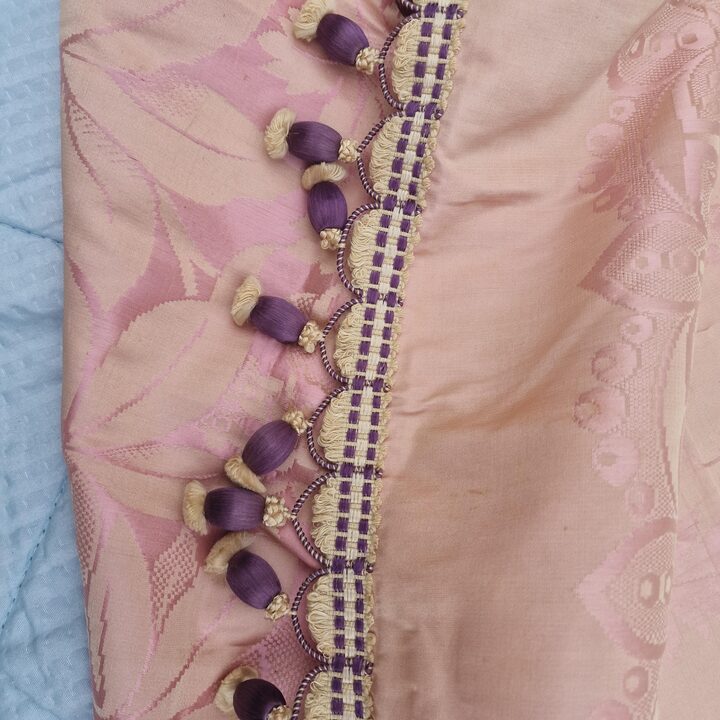 Antieke zijden damast sprei roze jacquard eind 19e eeuw passementerie franje met zijden kwastjes 210x230 cm