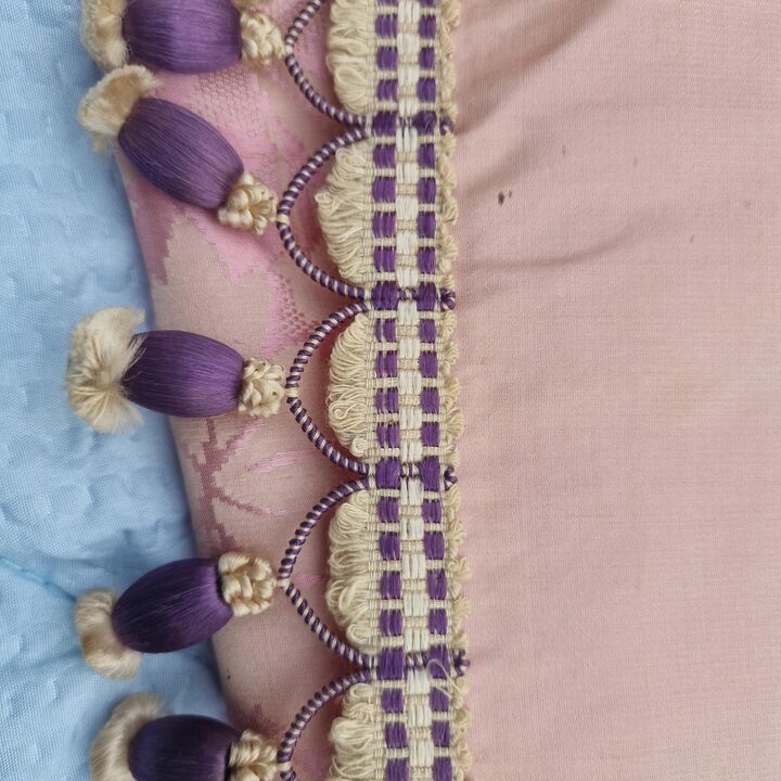 Antieke zijden damast sprei roze jacquard eind 19e eeuw passementerie franje met zijden kwastjes 210x230 cm