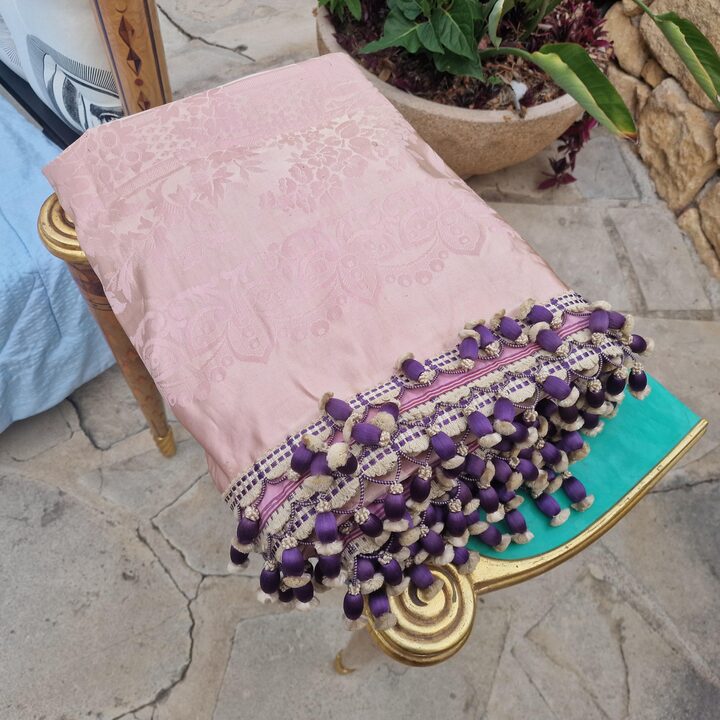 Antieke zijden damast sprei roze jacquard eind 19e eeuw passementerie franje met zijden kwastjes 210x230 cm