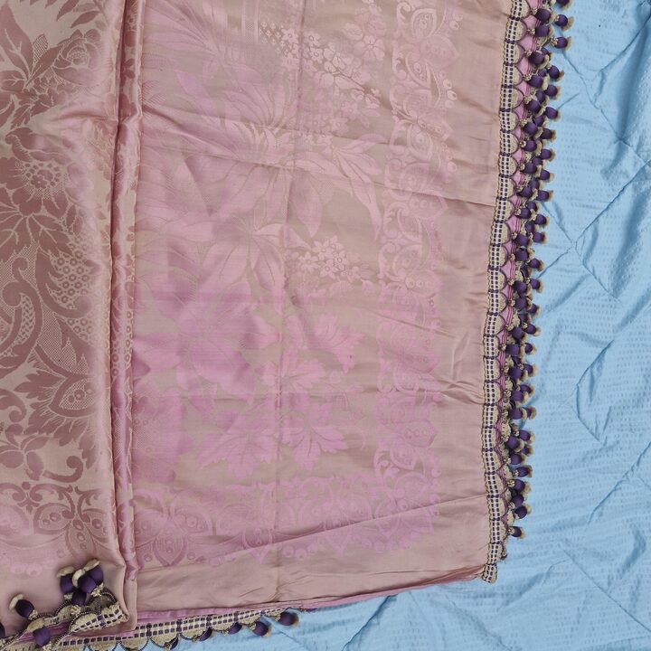 Colcha antiga de damasco de seda jacquard rosa final do seculo XIX franja de passamanaria de seda com borlas 210x230 cm