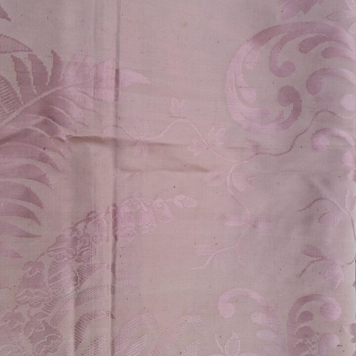 Colcha antiga de damasco de seda jacquard rosa final do seculo XIX franja de passamanaria de seda com borlas 210x230 cm