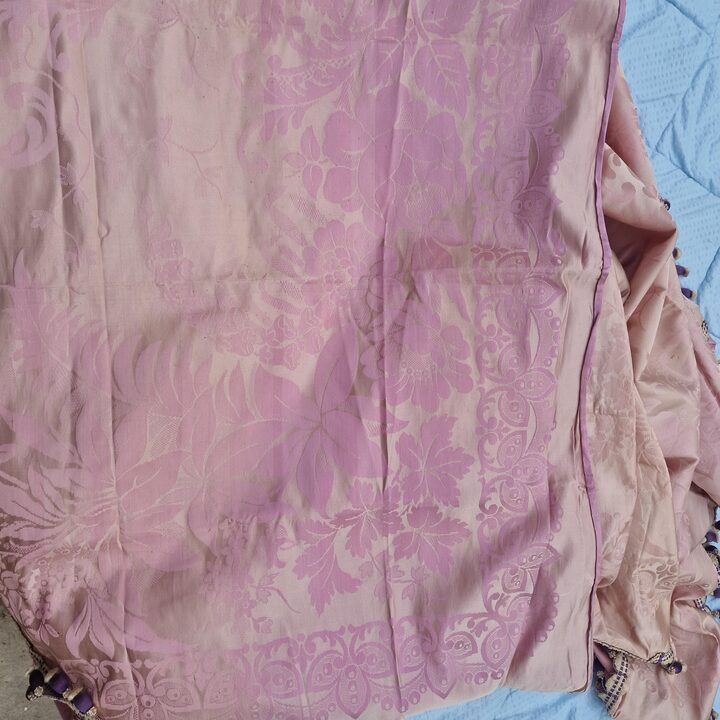 Colcha antiga de damasco de seda jacquard rosa final do seculo XIX franja de passamanaria de seda com borlas 210x230 cm