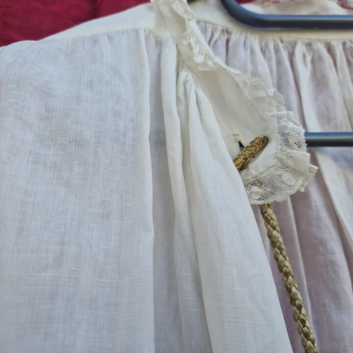 Antike klerikale Hemdtunika, Klerikerrobe 19 Jahrhundert, Weißes Leinen Fuchsiaseide Handspitze, Weite Bluse, Länge 80 cm