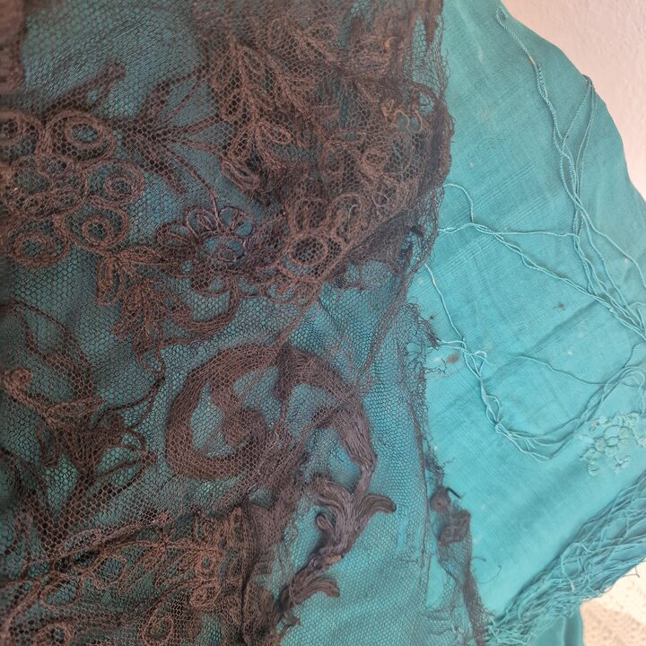 Panneau de Jupe en Dentelle de Soie Ancienne Tissu Chantilly Art Nouveau Demonte Broderie de Soie Noire sur Tulle 160x250x85 cm…
