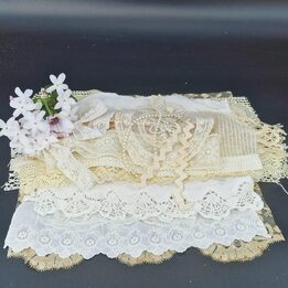 Antieke Kantrestanten Bundel 1900-1950, 20 Franse en Spaanse Textielfragmenten, Zijden Tulle, Linnen, Katoenen Borduurwerk
