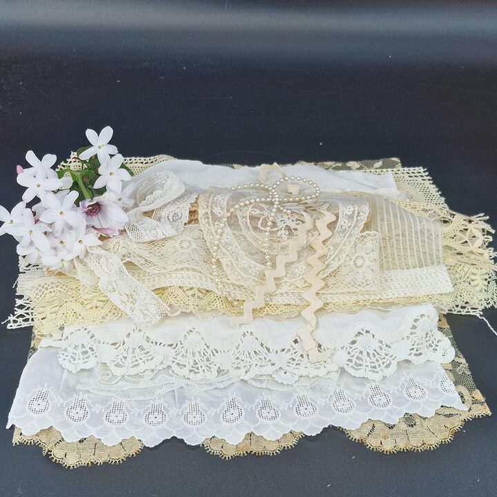 Antieke Kantrestanten Bundel 1900-1950, 20 Franse en Spaanse Textielfragmenten, Zijden Tulle, Linnen, Katoenen Borduurwerk