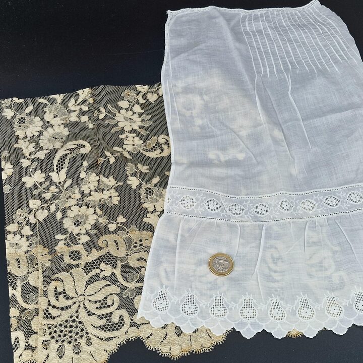Antikes Spitzenreste Set 1900-1950, 20 Französische und Spanische Textilfragmente, Seidentüll, Leinen, Baumwollstickerei