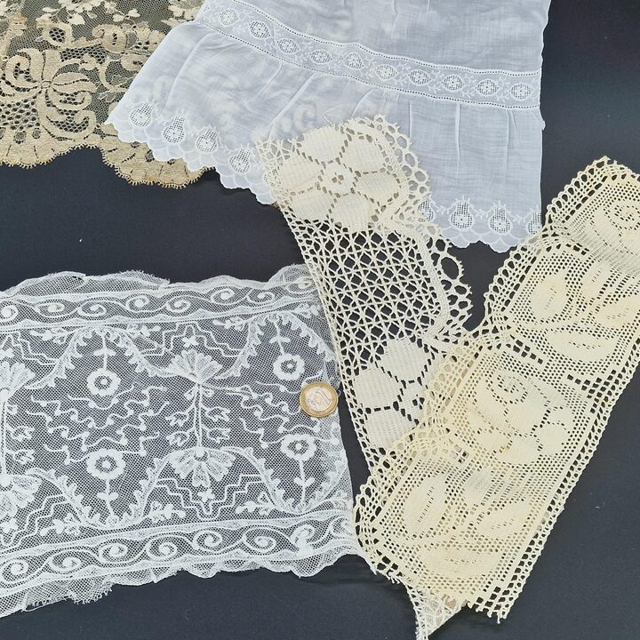Antikes Spitzenreste Set 1900-1950, 20 Französische und Spanische Textilfragmente, Seidentüll, Leinen, Baumwollstickerei