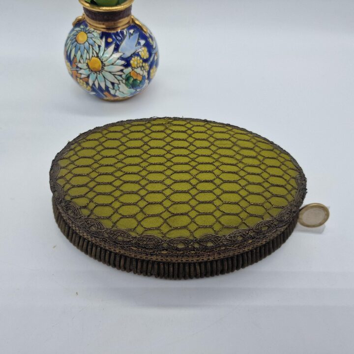 Porta-Joias Antigo de Seda, Estojo de Boudoir Vitoriano com Renda Metálica e Fundo de Papel Dourado, Caixa Oval, Siglo XIX
