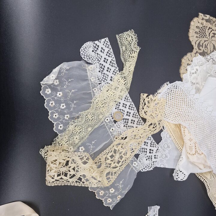 Antikes Spitzenreste Set 1900-1950, 20 Französische und Spanische Textilfragmente, Seidentüll, Leinen, Baumwollstickerei