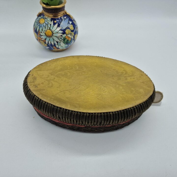 Porta-Joias Antigo de Seda, Estojo de Boudoir Vitoriano com Renda Metálica e Fundo de Papel Dourado, Caixa Oval, Siglo XIX