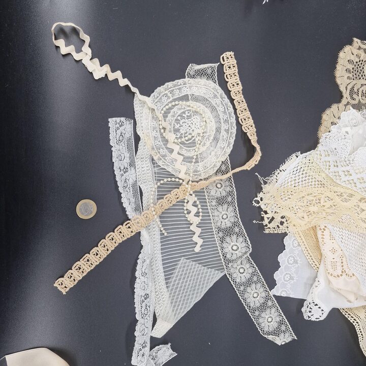 Antikes Spitzenreste Set 1900-1950, 20 Französische und Spanische Textilfragmente, Seidentüll, Leinen, Baumwollstickerei