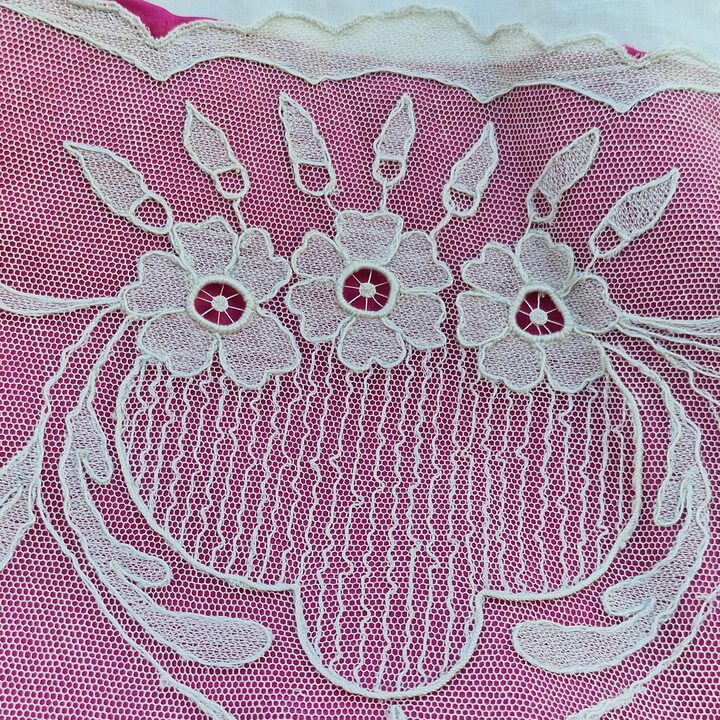 Túnica Camisa Clerical Antigua, Toga de Clero Siglo XIX, Lino Blanco Encaje a Mano y Seda Fucsia, Blusa Ancha, Largo 80 cm