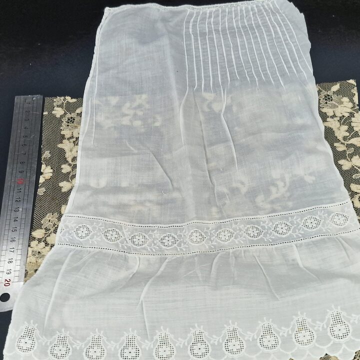 Antikes Spitzenreste Set 1900-1950, 20 Französische und Spanische Textilfragmente, Seidentüll, Leinen, Baumwollstickerei