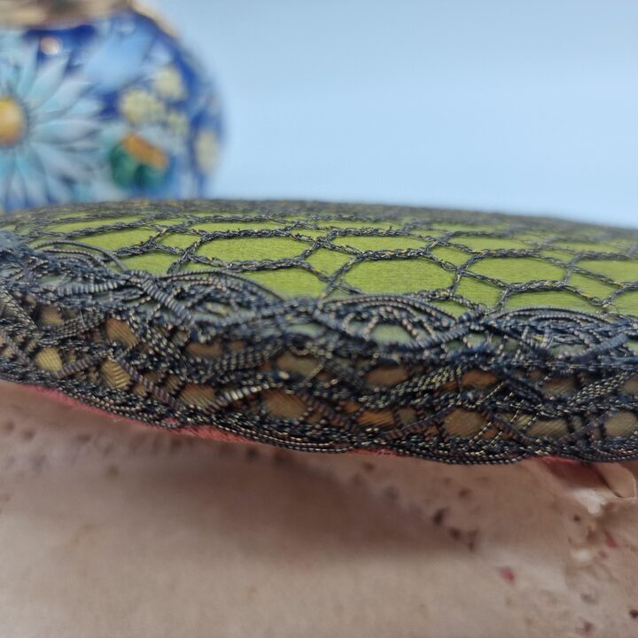 Porta-Joias Antigo de Seda, Estojo de Boudoir Vitoriano com Renda Metálica e Fundo de Papel Dourado, Caixa Oval, Siglo XIX