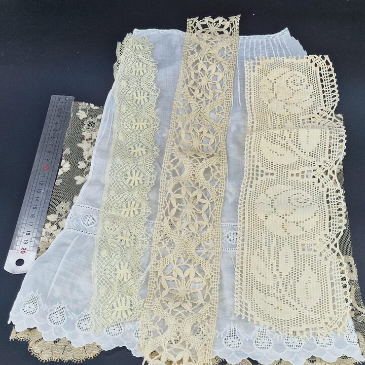 Antikes Spitzenreste Set 1900-1950, 20 Französische und Spanische Textilfragmente, Seidentüll, Leinen, Baumwollstickerei