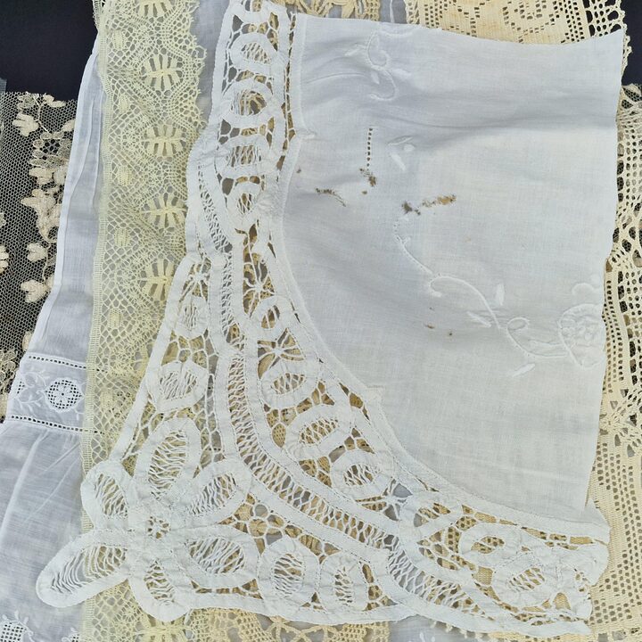 Antieke Kantrestanten Bundel 1900-1950, 20 Franse en Spaanse Textielfragmenten, Zijden Tulle, Linnen, Katoenen Borduurwerk