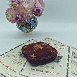 Antiek Fluwelen Speldenkussen Naaikussen, Handgeborduurd Floraal Monogram, met Drie Glazen Kopspelden, Laat 19e Eeuw