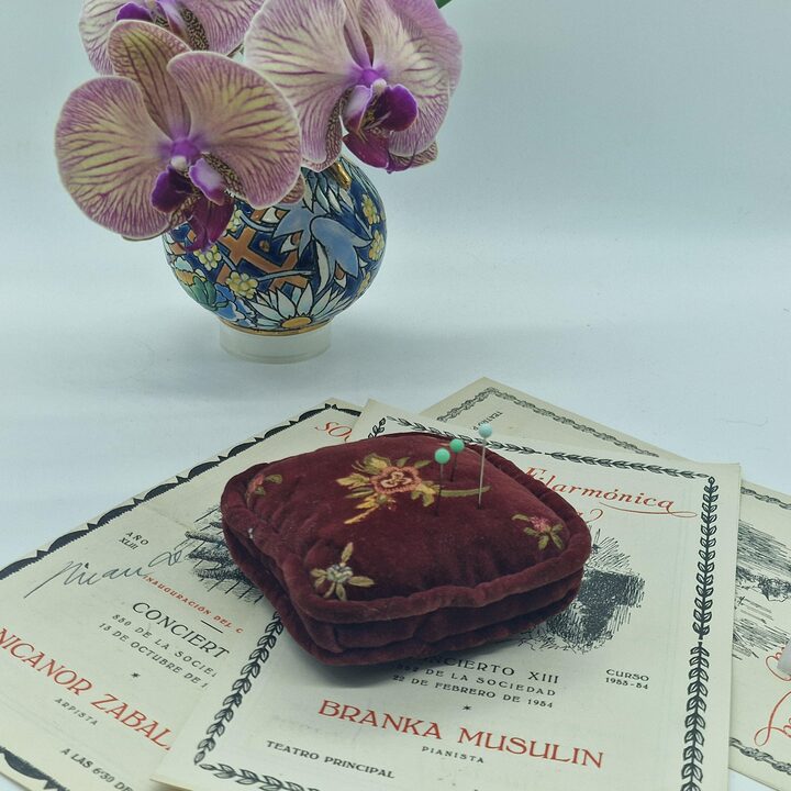 Игольница Старинная Бархатная Подушечка для Шитья, Ручная Вышивка Цветочный Монограмма, с Тремя Булавками со Стеклом, Конец XIX…