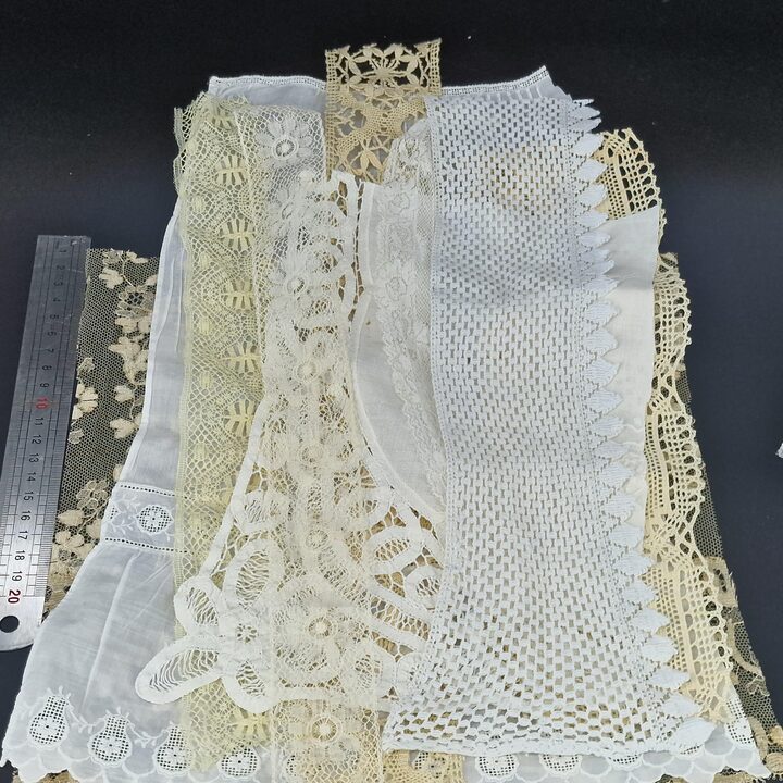 Antieke Kantrestanten Bundel 1900-1950, 20 Franse en Spaanse Textielfragmenten, Zijden Tulle, Linnen, Katoenen Borduurwerk