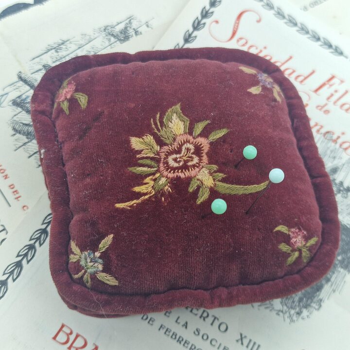 Игольница Старинная Бархатная Подушечка для Шитья, Ручная Вышивка Цветочный Монограмма, с Тремя Булавками со Стеклом, Конец XIX…