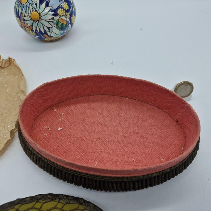 Antike Schmuckschatulle aus Seide, Viktorianisches Boudoir Kästchen mit Metallspitze und Goldenem Papierboden, Ovale Dose, Sigl…