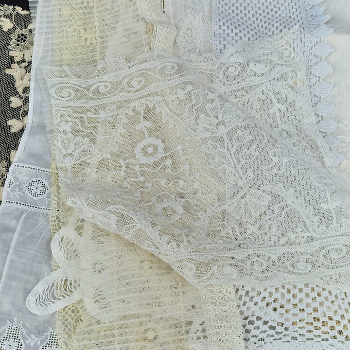 Antikes Spitzenreste Set 1900-1950, 20 Französische und Spanische Textilfragmente, Seidentüll, Leinen, Baumwollstickerei