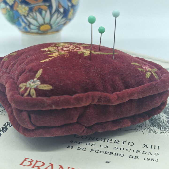 Puntaspilli Antico di Velluto Cuscino da Cucito, Ricamo a Mano Floreale Monogramma, con Tre Spilli Testa di Vetro, Fine 19 Seco…