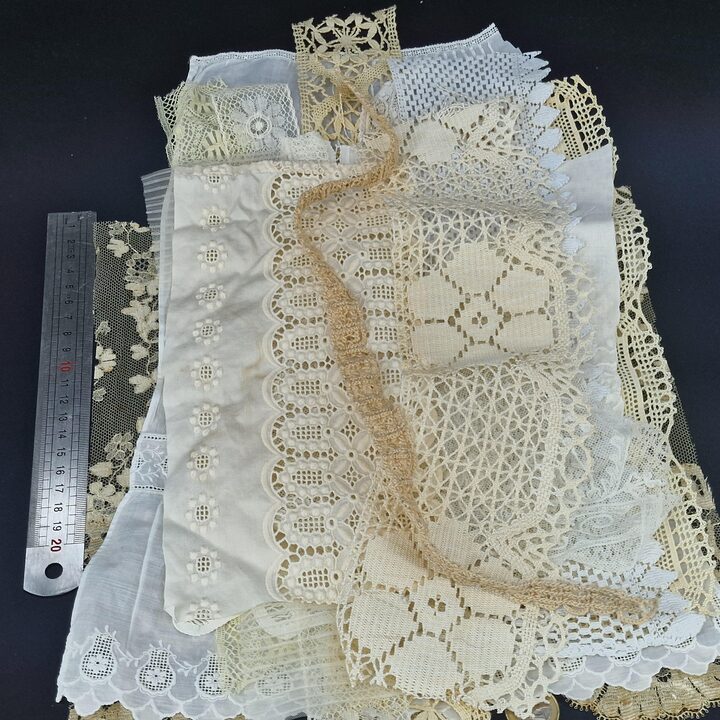 Antikes Spitzenreste Set 1900-1950, 20 Französische und Spanische Textilfragmente, Seidentüll, Leinen, Baumwollstickerei