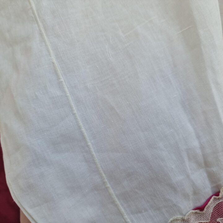 Antieke Clerical Tuniek Heur, 19e-Eeuwse Klerikale Robe, Wit Linnen Fuchsia Zijde Kant, Wijde Blouse, Lengte 80 cm