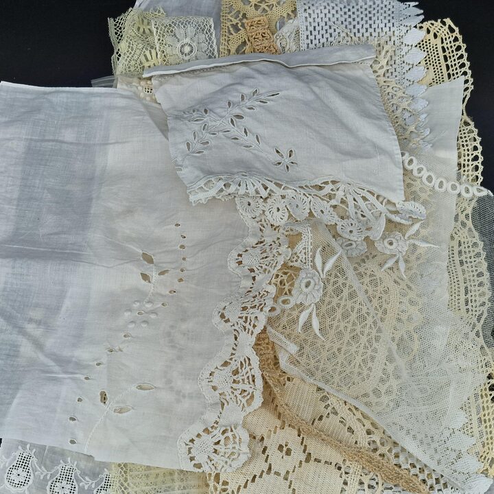 Antikes Spitzenreste Set 1900-1950, 20 Französische und Spanische Textilfragmente, Seidentüll, Leinen, Baumwollstickerei