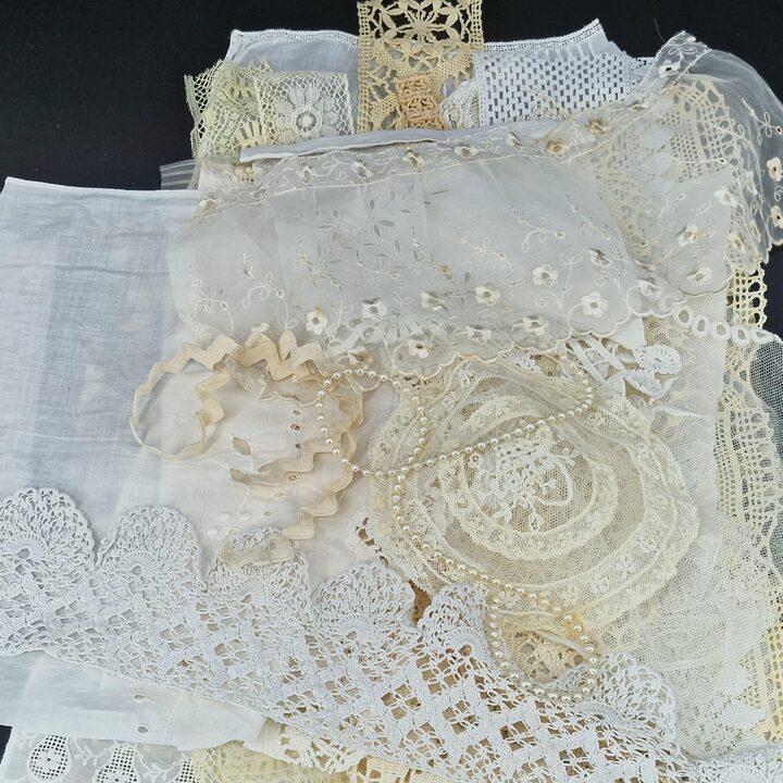Antikes Spitzenreste Set 1900-1950, 20 Französische und Spanische Textilfragmente, Seidentüll, Leinen, Baumwollstickerei