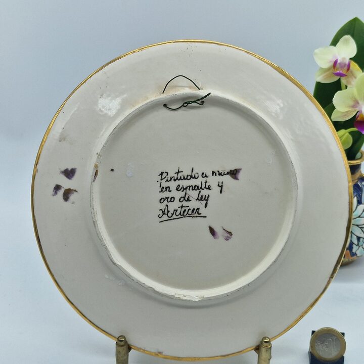 Prato decorativo de cerâmica Artecer Sevilla, pintado à mão com esmalte e ouro de lei, padrão floral cuerda seca, Espanha
