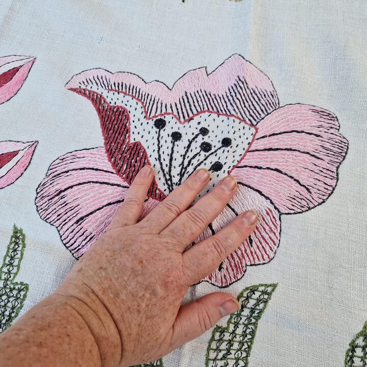 Copriletto Antico in Lino Ricamato a Mano, Coperta Art Nouveau in Lino Filato con Uccello e Papaveri, Grande 240x260 cm
