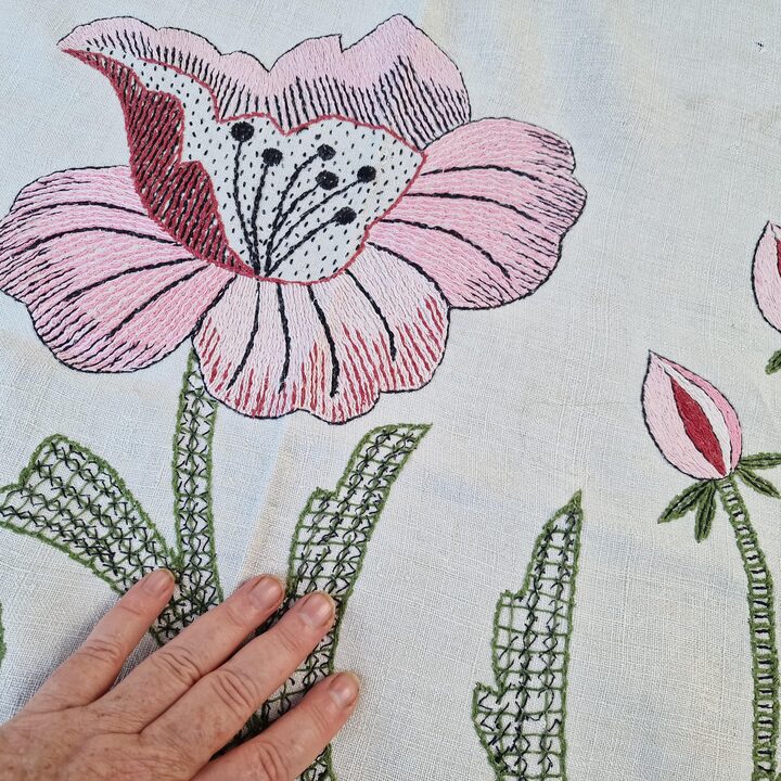 Colcha de Linho Antigo Bordada a Mao, Cubrecama Art Nouveau em Linho Caseiro com Passaro e Papoulas 240x260 cm