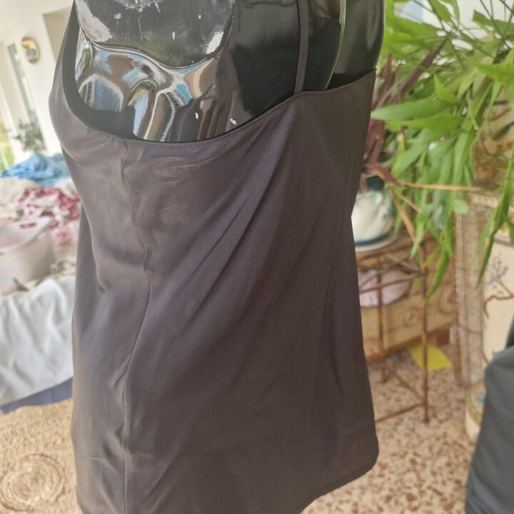 Vintage 100 Prozent Seidentop aus den 1980er Jahren in Schwarz, minimalistisches Spaghetti Traeger Top, Groesse S