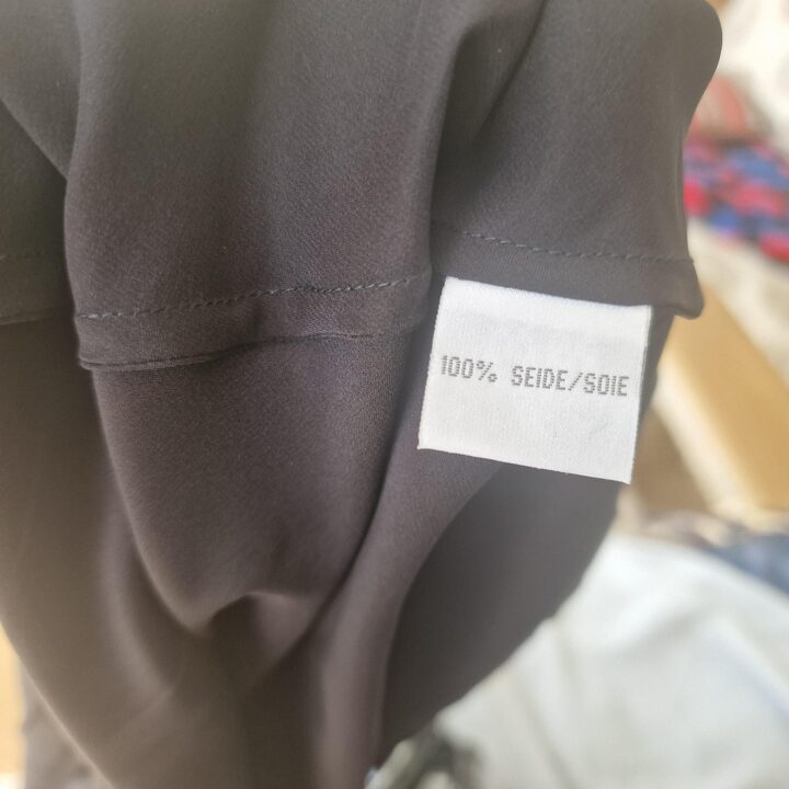 Vintage 100 Prozent Seidentop aus den 1980er Jahren in Schwarz, minimalistisches Spaghetti Traeger Top, Groesse S