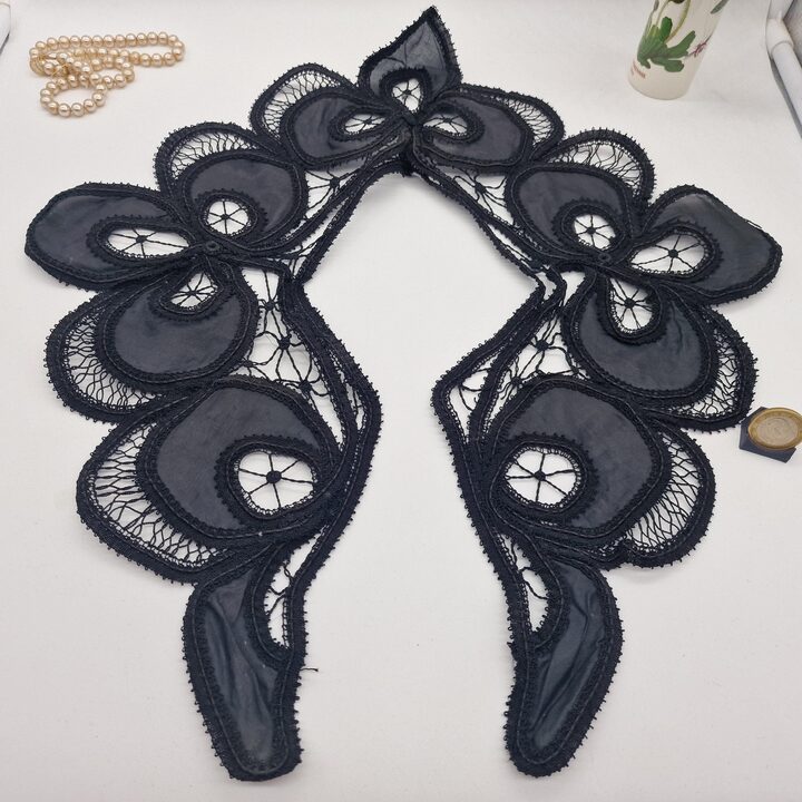 Antiker Spitzenkragen, Vintage Art Deco Halsschmuck, Schwarze Seide und Baumwolle Strukturierte Blumen, Breite 15 cm (5.9 in)
