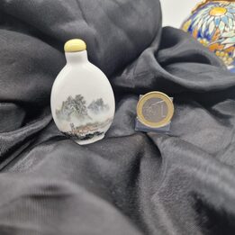 Chinees handbeschilderd porseleinen snuifflesje, vintage parfumflesje met berglandschap en wilg, midden 20e eeuw