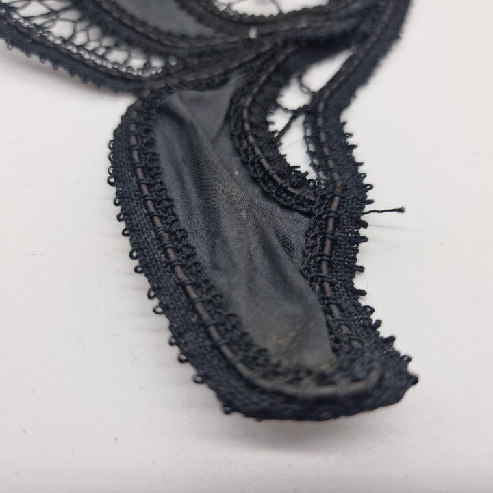 Antiker Spitzenkragen, Vintage Art Deco Halsschmuck, Schwarze Seide und Baumwolle Strukturierte Blumen, Breite 15 cm (5.9 in)