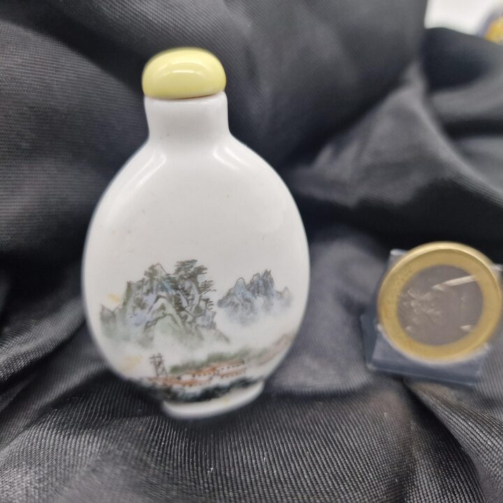 中国手描き磁器製鼻煙壺、山水画と柳のヴィンテージ香水瓶、20世紀半ば