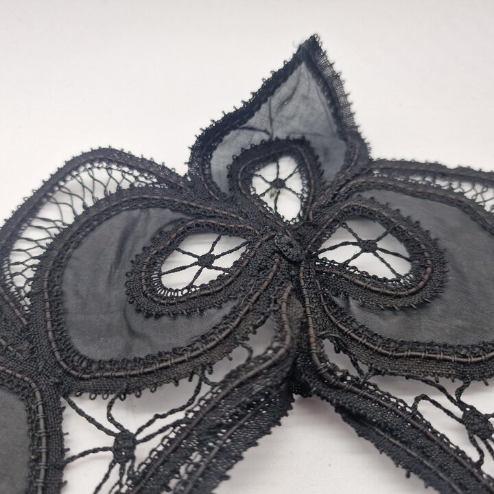 Antiker Spitzenkragen, Vintage Art Deco Halsschmuck, Schwarze Seide und Baumwolle Strukturierte Blumen, Breite 15 cm (5.9 in)