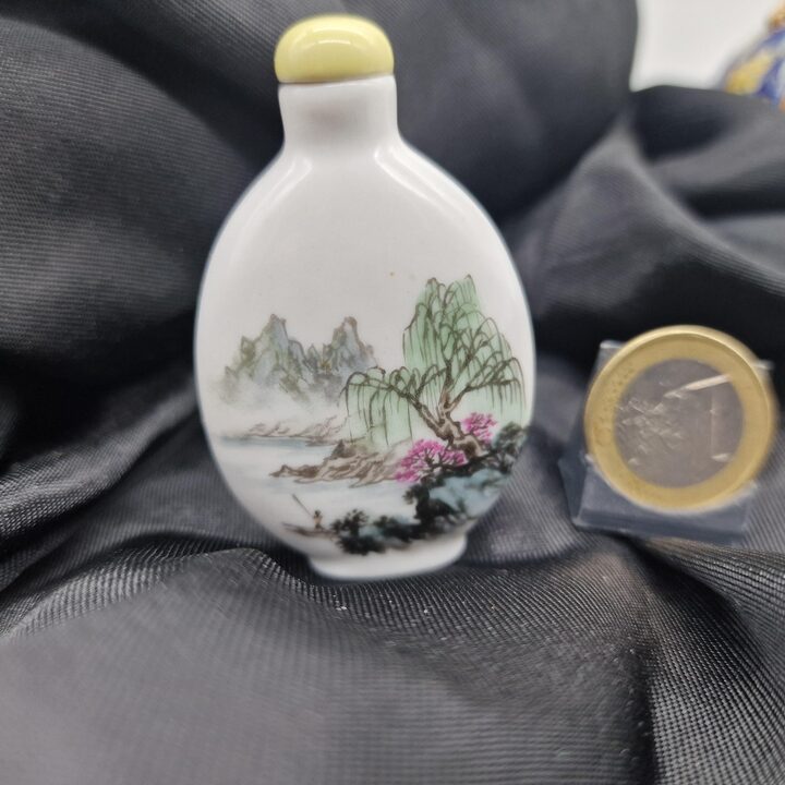 中国手描き磁器製鼻煙壺、山水画と柳のヴィンテージ香水瓶、20世紀半ば