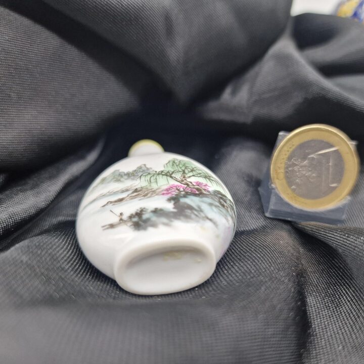 中国手描き磁器製鼻煙壺、山水画と柳のヴィンテージ香水瓶、20世紀半ば