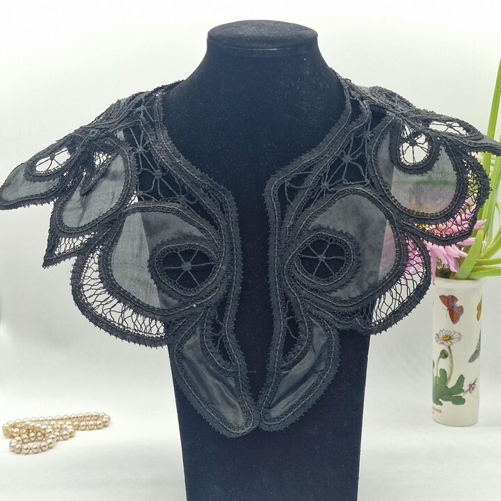 Antiker Spitzenkragen, Vintage Art Deco Halsschmuck, Schwarze Seide und Baumwolle Strukturierte Blumen, Breite 15 cm (5.9 in)